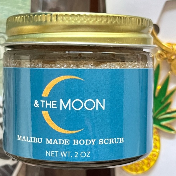 Beachly box winter 2023 items - nail file set, body scrub and keychain. - Picture 2 of 4